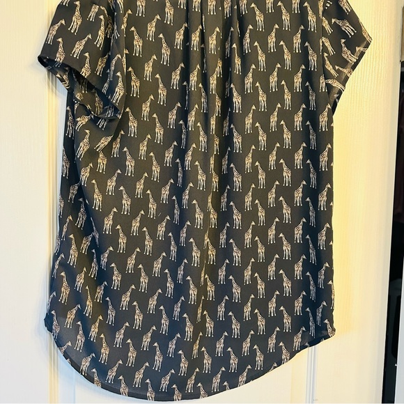 H&M CONSCIOUS Giraffe Print Blouse Shirt Dip Hem Top Size medium - Picture 6 of 7